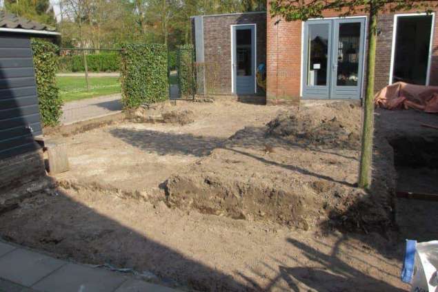 Leeg ruimen en uitgraven  tuin voor voorbereiding straatwerk